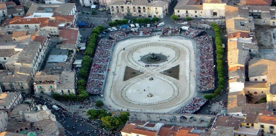 Dietro Piazza Maggiore Sulmona Eksteriør billede