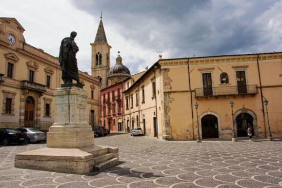 Dietro Piazza Maggiore Sulmona Eksteriør billede